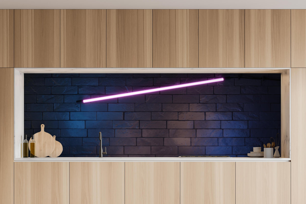 Küche - Stilvoller moderner lila Neonlichtrahmen in charakteristischer Vollholz-Küche mit modernem Gasherd