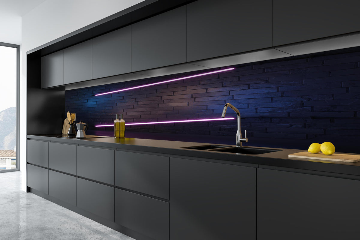 Küche - Stilvoller moderner lila Neonlichtrahmen in tiefschwarzer matt-premium Einbauküche