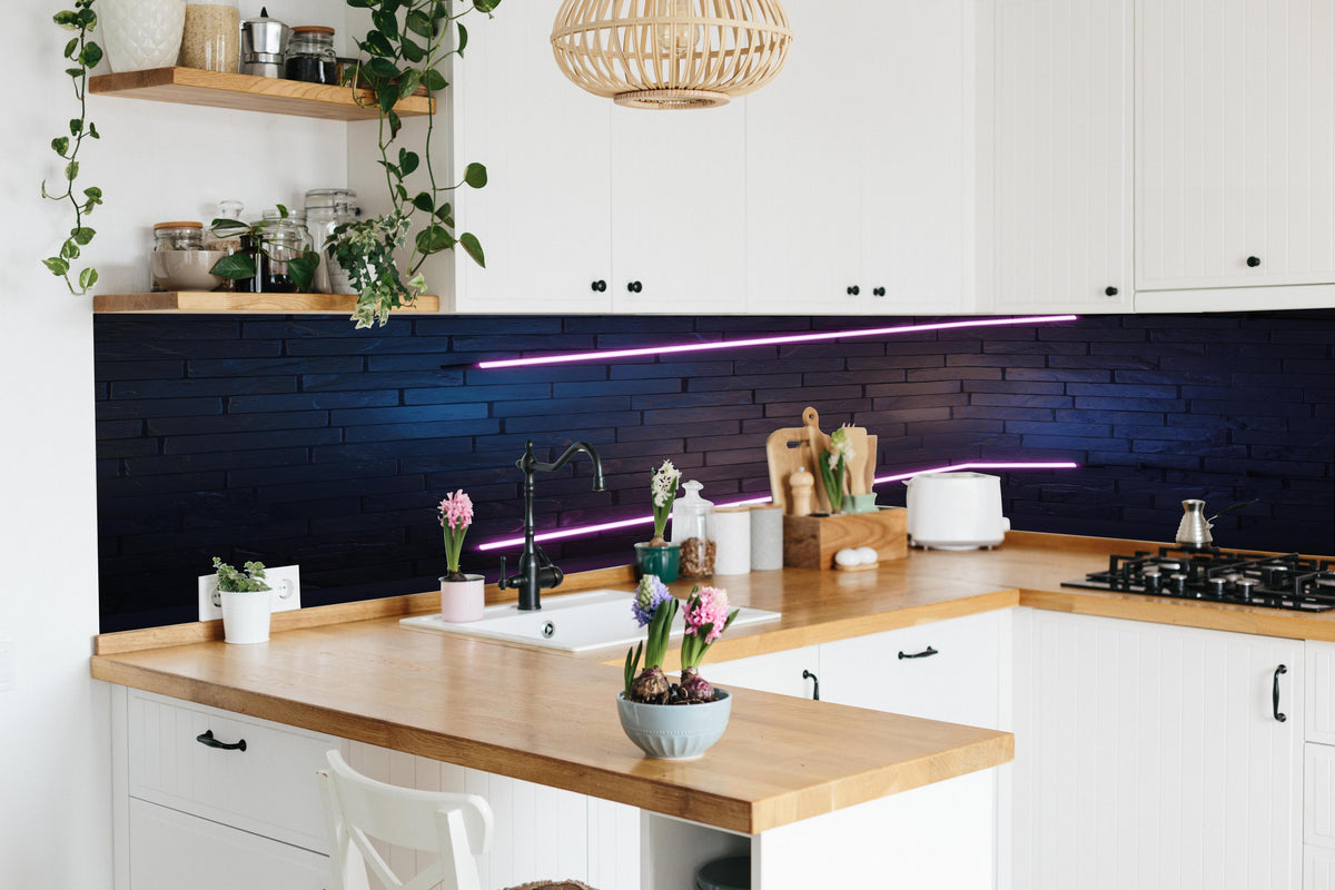 Küche - Stilvoller moderner lila Neonlichtrahmen in lebendiger Küche mit bunten Blumen