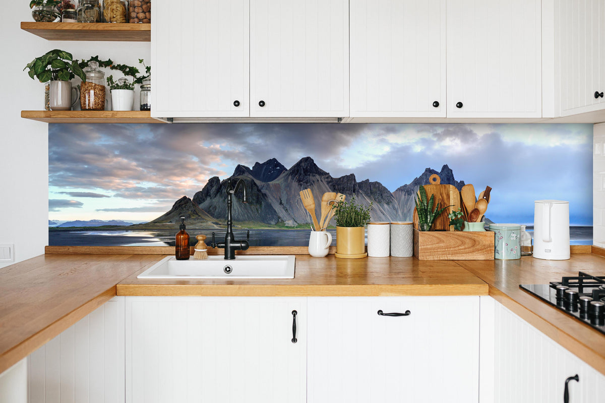 Küche - Stokksnes an der isländischen Küste in weißer Küche hinter Gewürzen und Kochlöffeln aus Holz