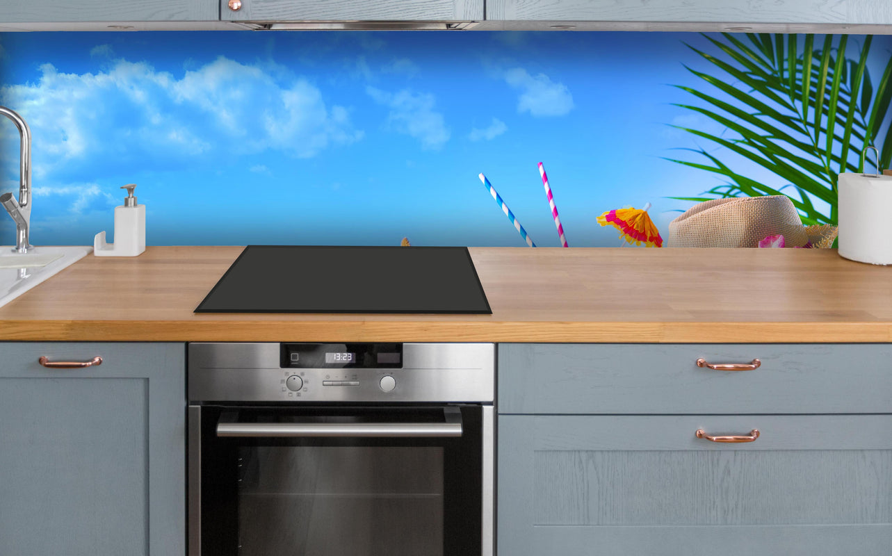 Küche - Strandaccesoires über polierter Holzarbeitsplatte mit Cerankochfeld