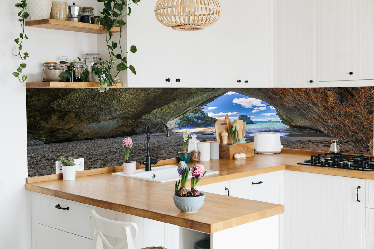 Küche - Strandblick auf Hoho-Rock in lebendiger Küche mit bunten Blumen