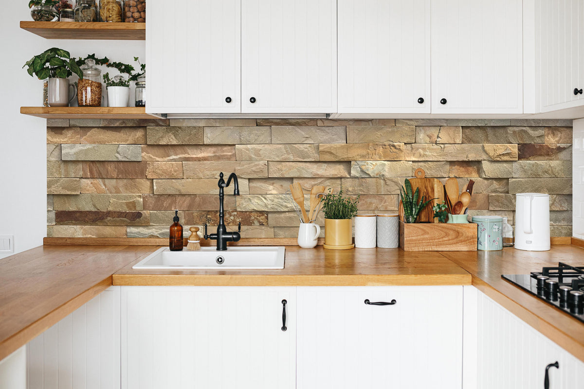 Küche - Streifiges Steinwandmuster in weißer Küche hinter Gewürzen und Kochlöffeln aus Holz