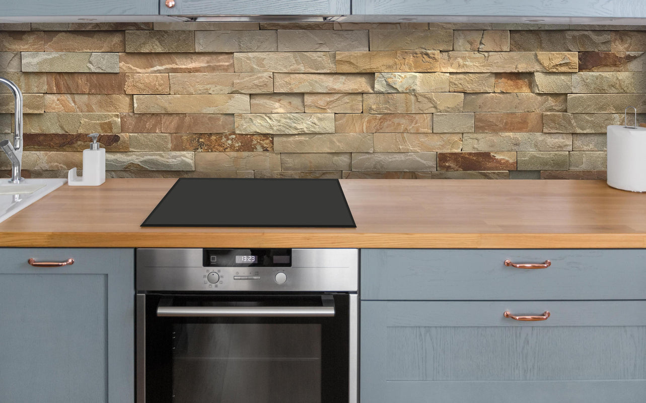 Küche - Streifiges Steinwandmuster über polierter Holzarbeitsplatte mit Cerankochfeld