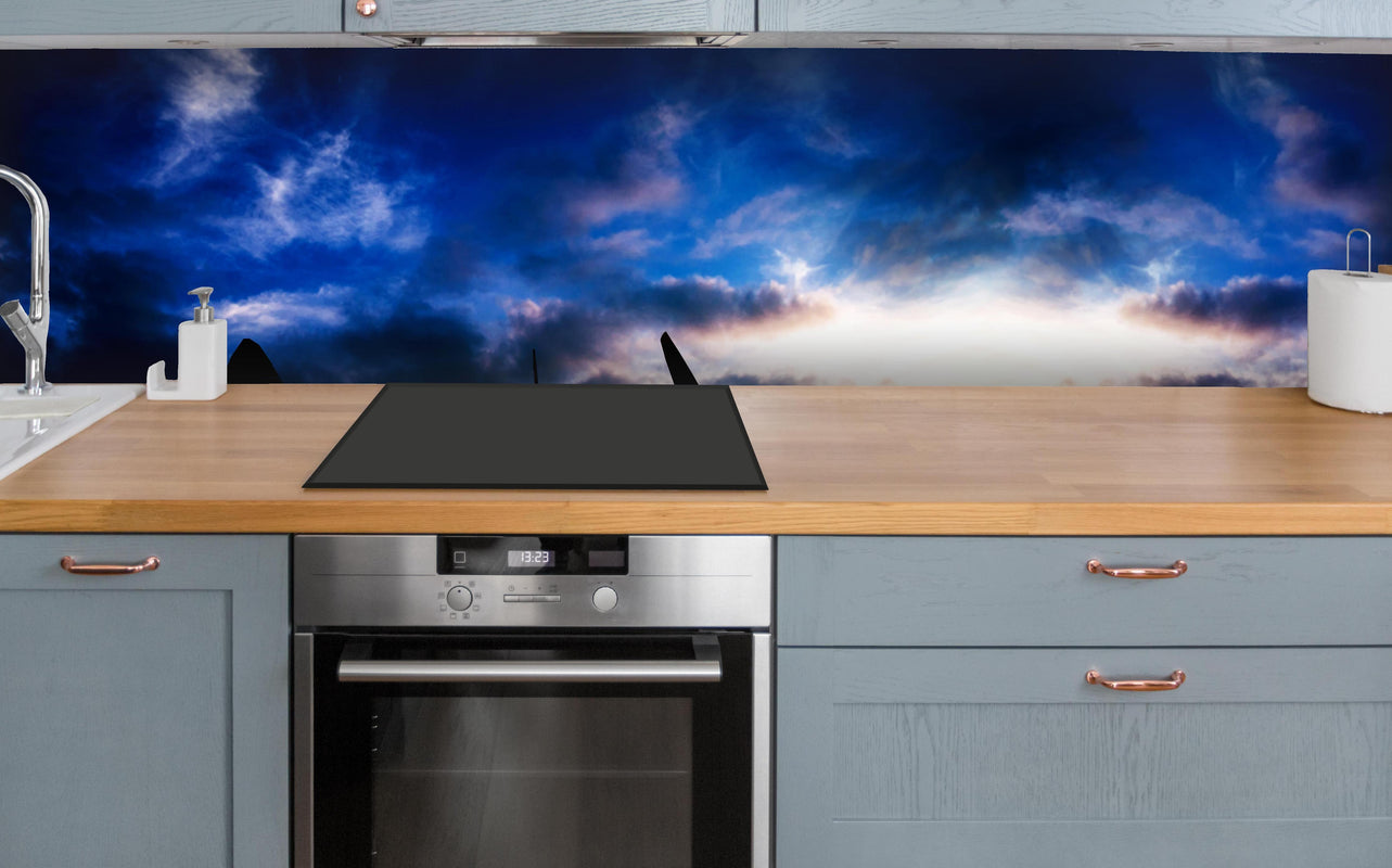 Küche - Supermarine Spitfire über polierter Holzarbeitsplatte mit Cerankochfeld
