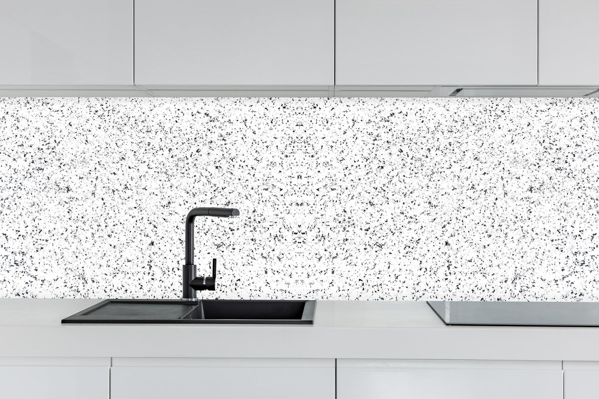 Küche - Terrazzo Granit Textur hinter weißen Hochglanz-Küchenregalen und schwarzem Wasserhahn