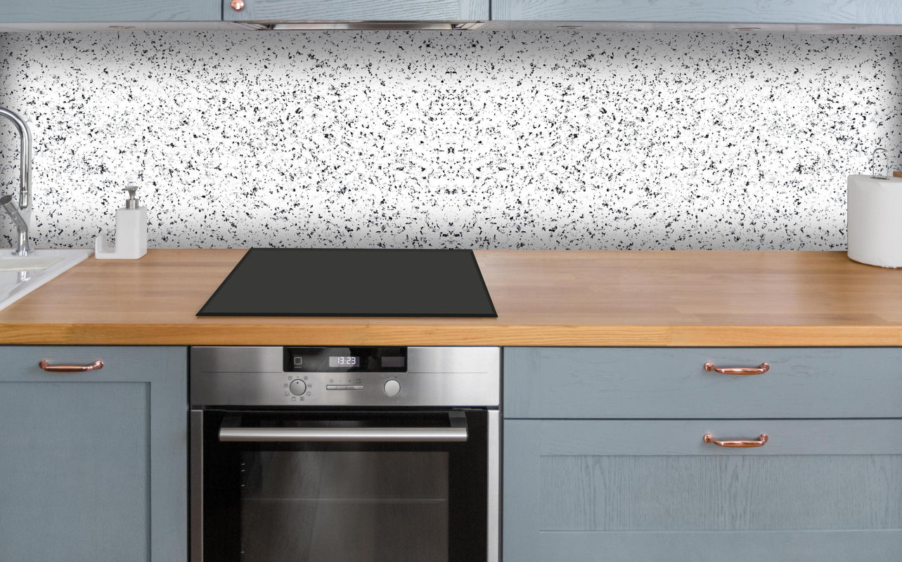 Küche - Terrazzo Granit Textur über polierter Holzarbeitsplatte mit Cerankochfeld