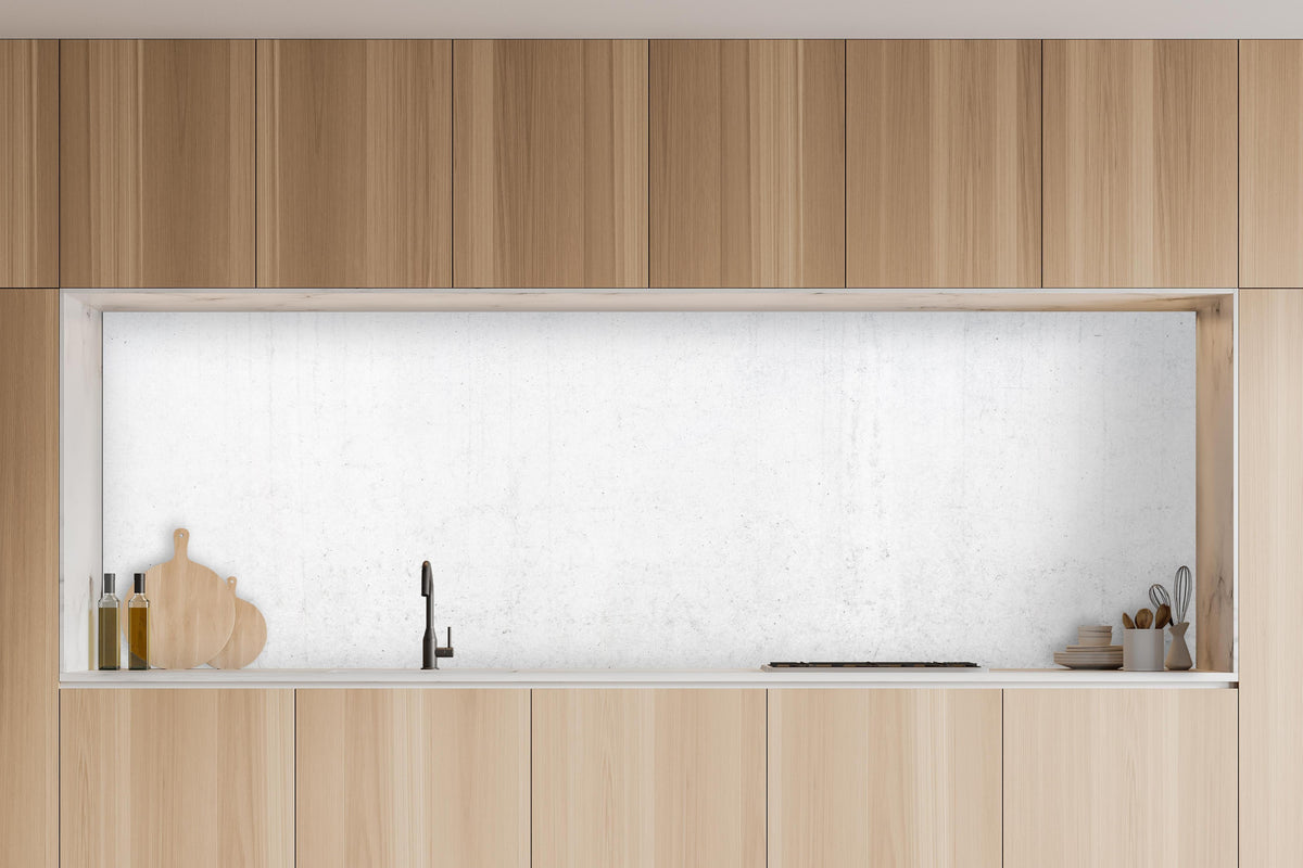 Küche - Textur der alten weißen Betonwand in charakteristischer Vollholz-Küche mit modernem Gasherd