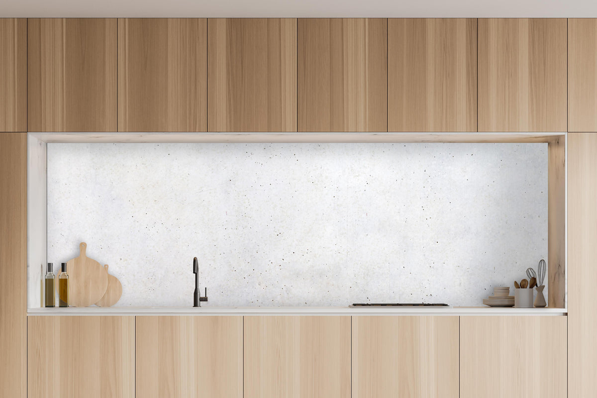 Küche - Textur einer weißen Betonwand in charakteristischer Vollholz-Küche mit modernem Gasherd