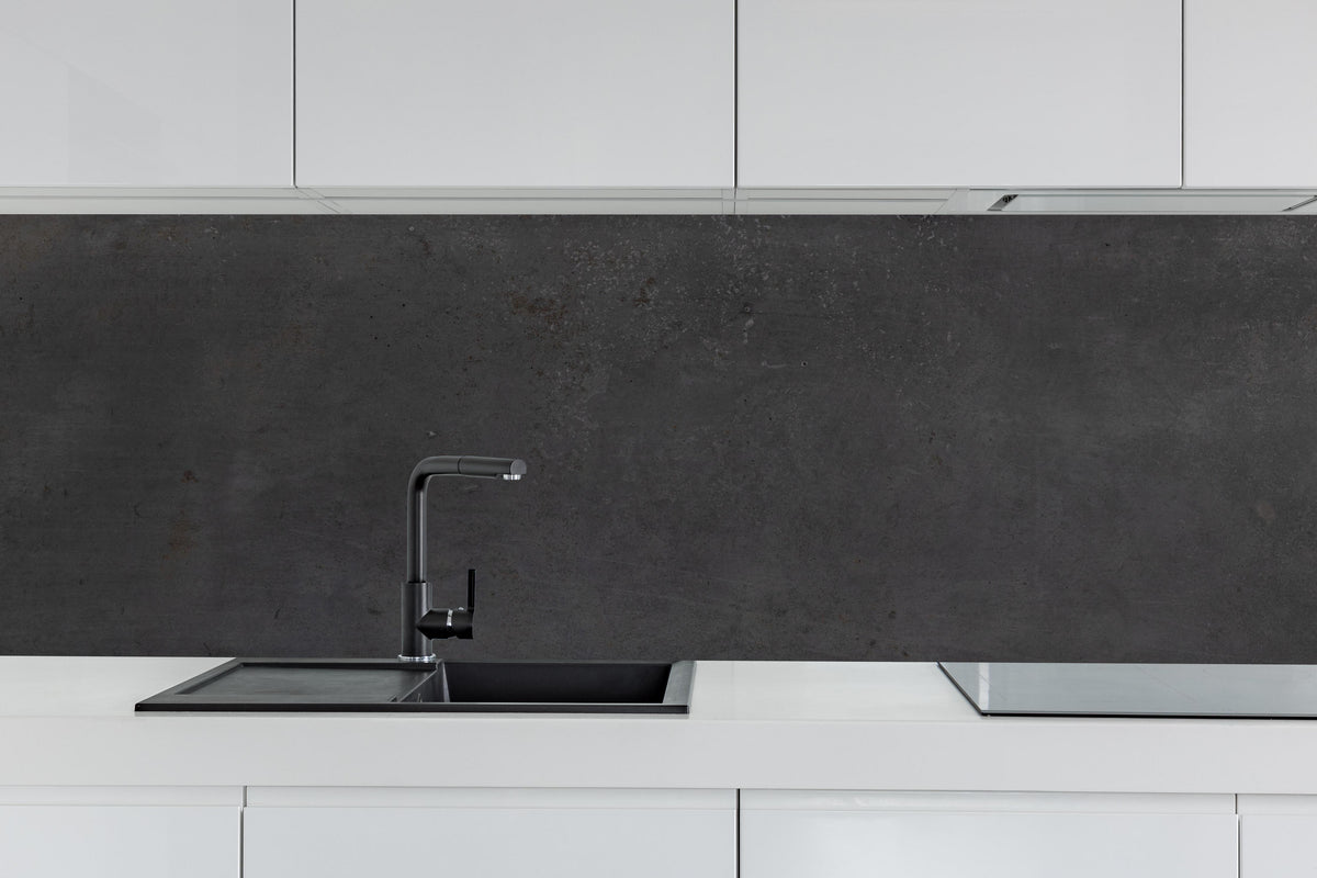 Küche - Textur von poliertem Beton hinter weißen Hochglanz-Küchenregalen und schwarzem Wasserhahn