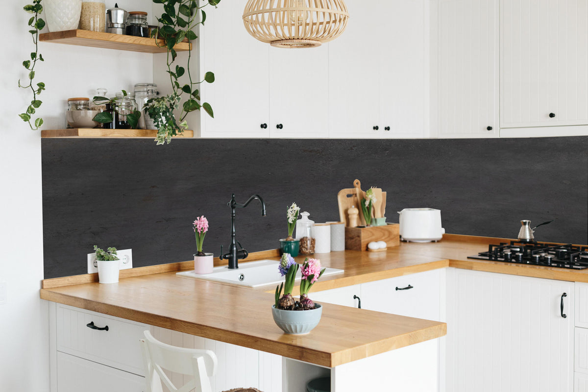Küche - Textur von poliertem Beton in lebendiger Küche mit bunten Blumen