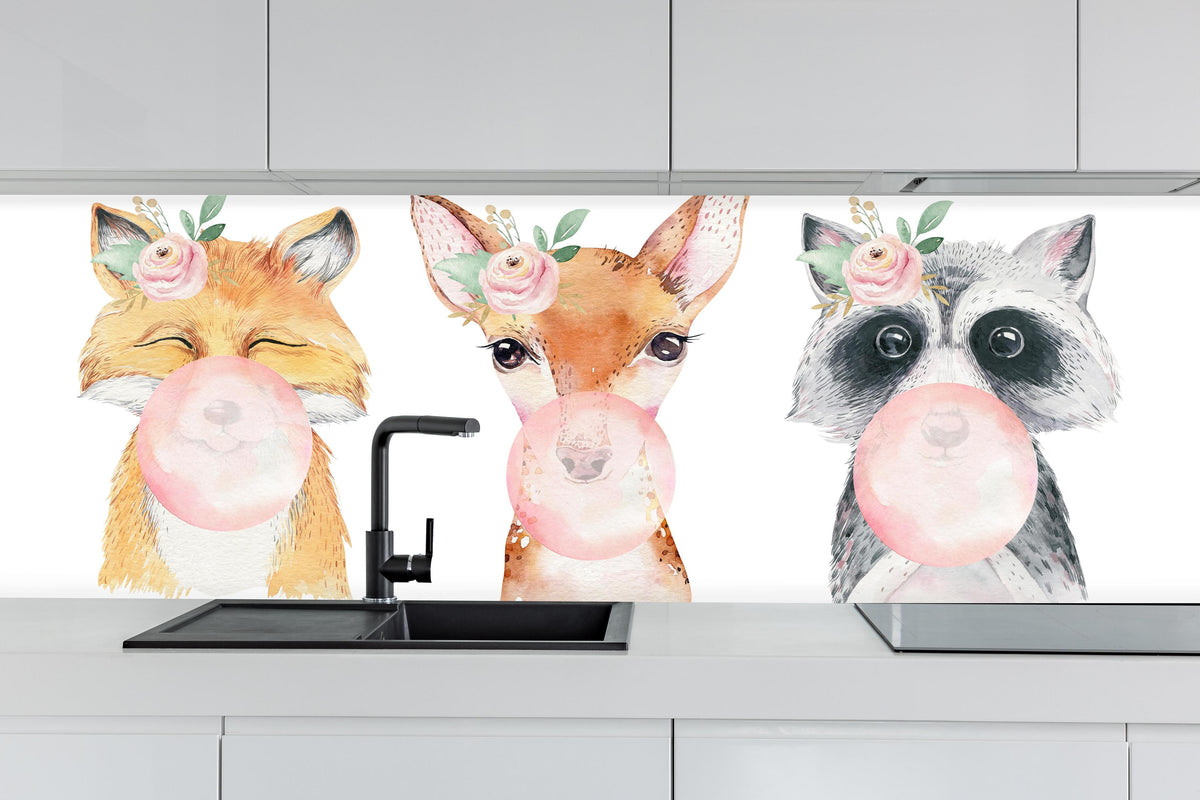 Küche - Tier Cartoon isoliert hinter weißen Hochglanz-Küchenregalen und schwarzem Wasserhahn