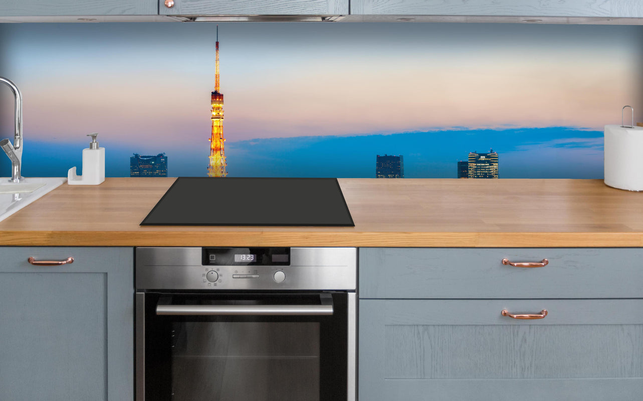Küche - Tokyo Tower bei Nacht über polierter Holzarbeitsplatte mit Cerankochfeld