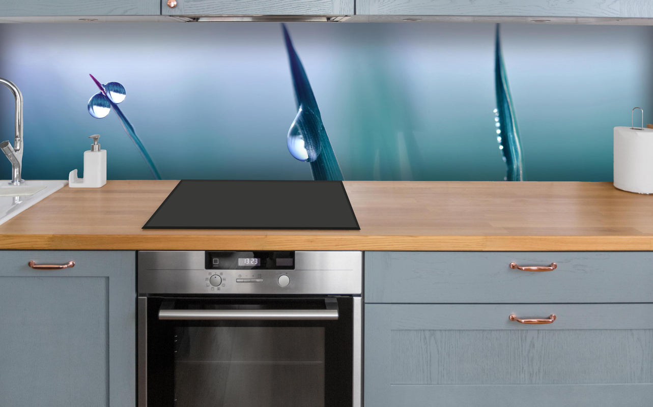 Küche - Transparente Tautropfen über polierter Holzarbeitsplatte mit Cerankochfeld