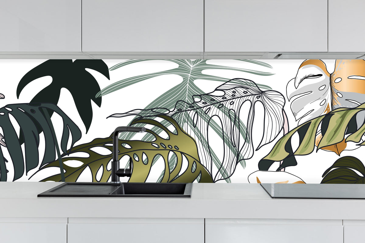 Küche - Tropische Blätter hinter weißen Hochglanz-Küchenregalen und schwarzem Wasserhahn
