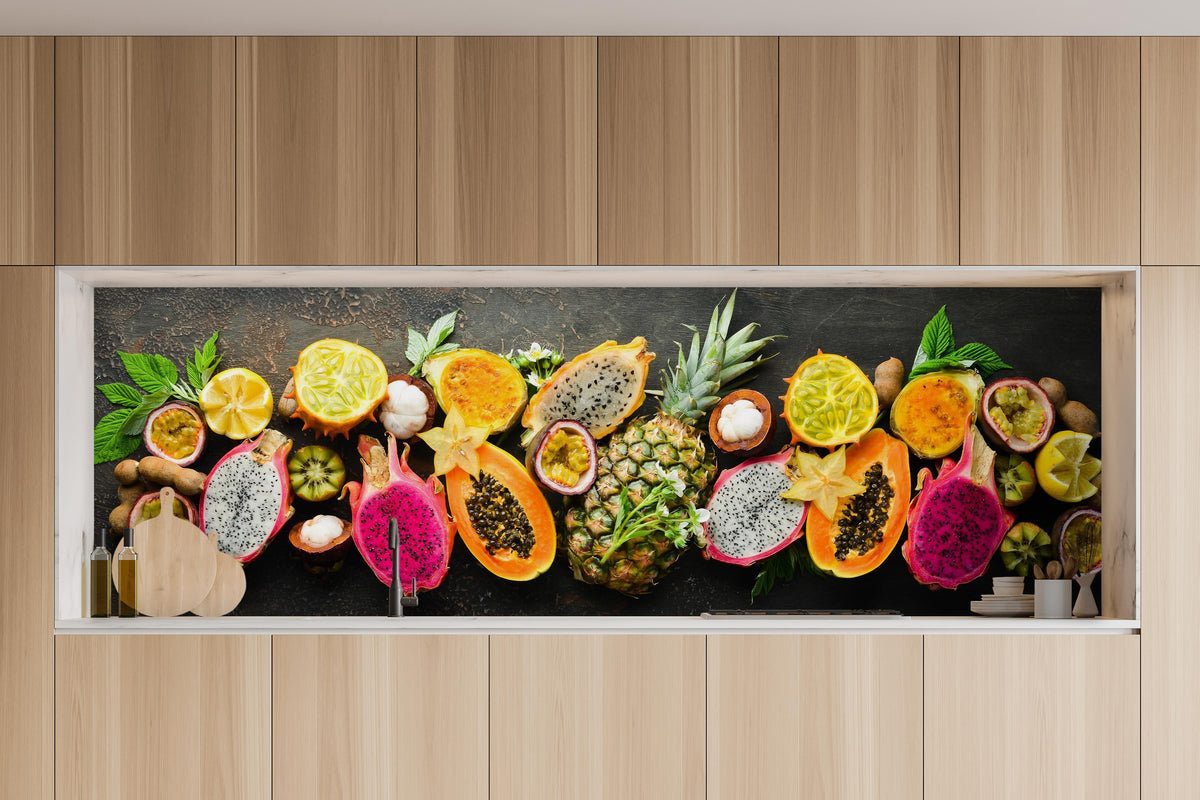 Küche - Tropische Früchte in charakteristischer Vollholz-Küche mit modernem Gasherd
