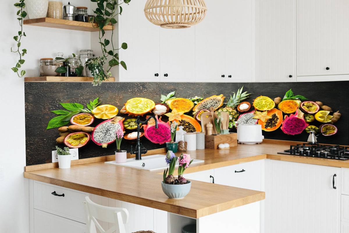 Küche - Tropische Früchte in lebendiger Küche mit bunten Blumen