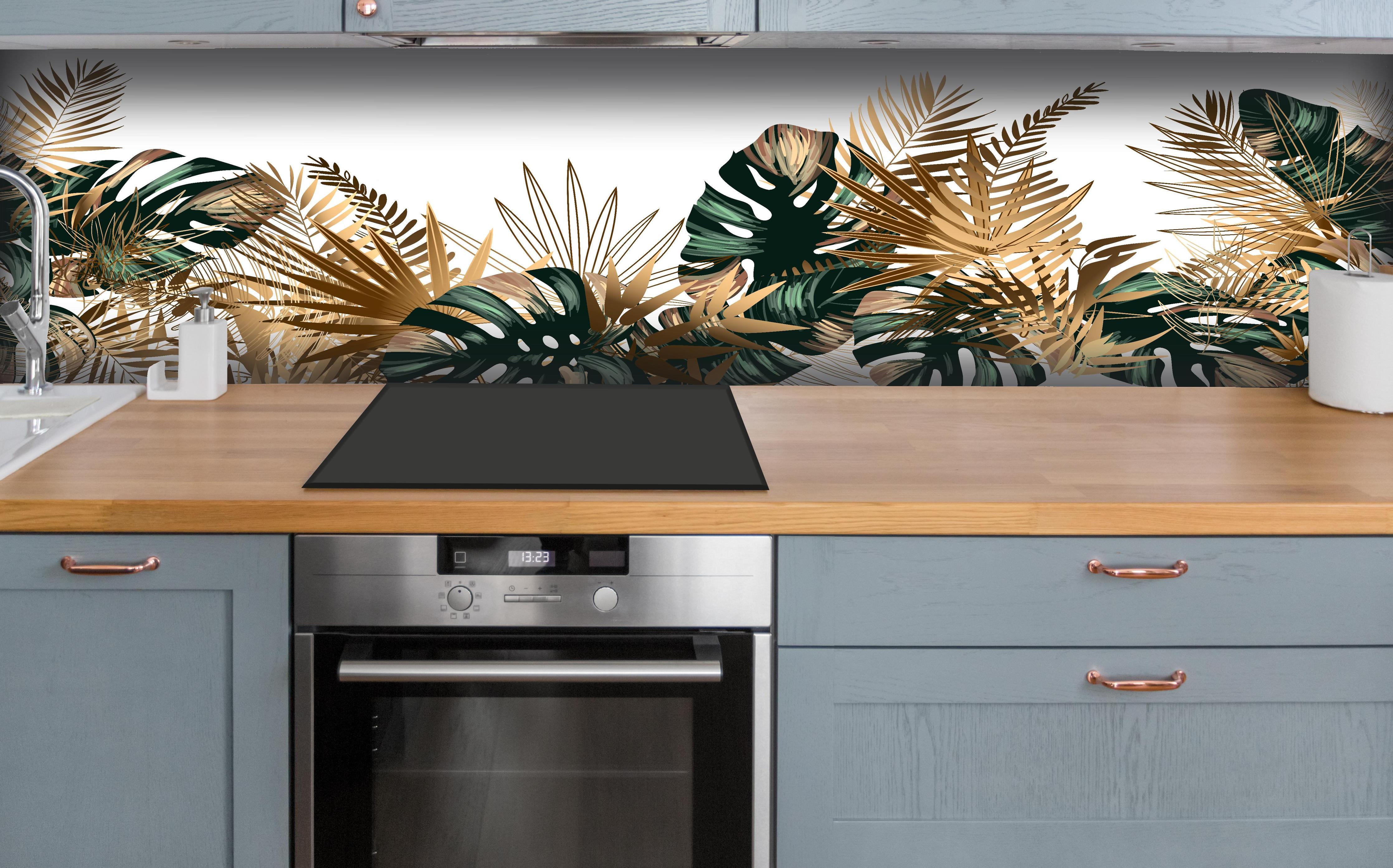 Küche - Tropische Gold-Palmen Dekor über polierter Holzarbeitsplatte mit Cerankochfeld