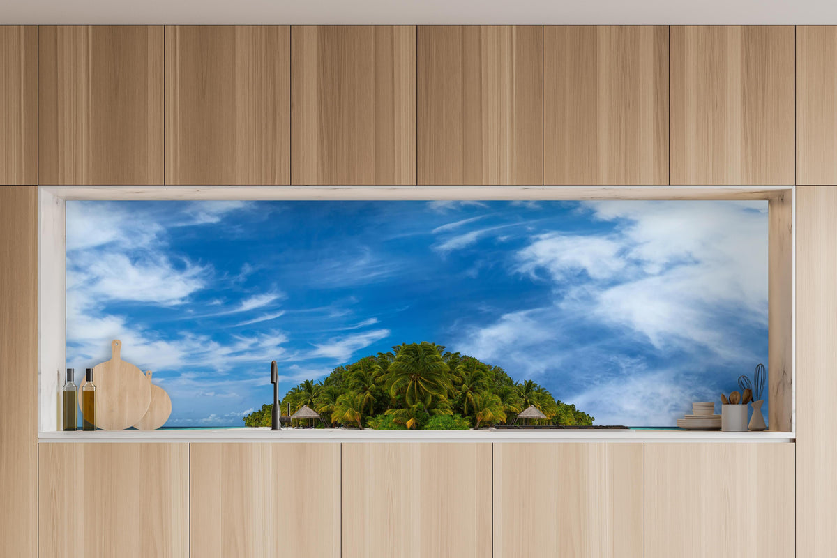Küche - Tropische Insel mit Kokospalmen in charakteristischer Vollholz-Küche mit modernem Gasherd