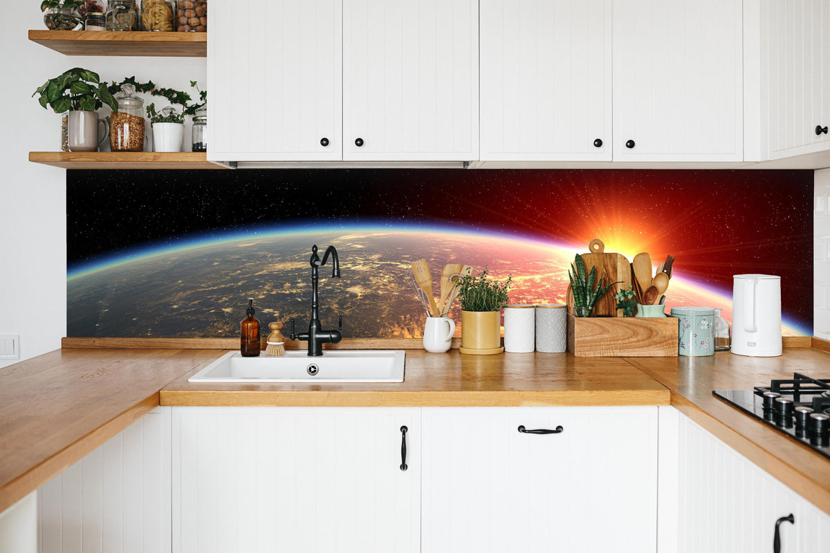 Küche - Tropischer Wirbelsturm aus dem Weltraum in weißer Küche hinter Gewürzen und Kochlöffeln aus Holz