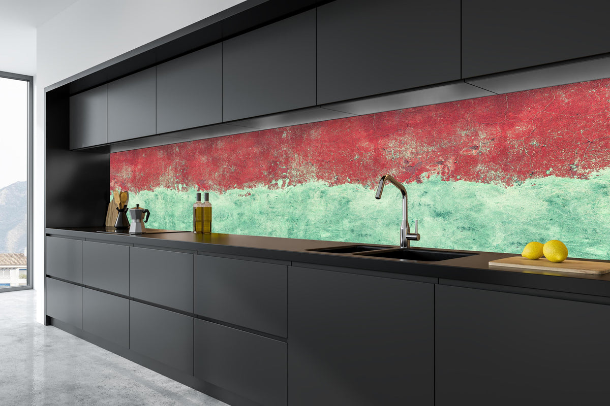 Küche - Türkis-rote Wand im Grunge-Stil in tiefschwarzer matt-premium Einbauküche