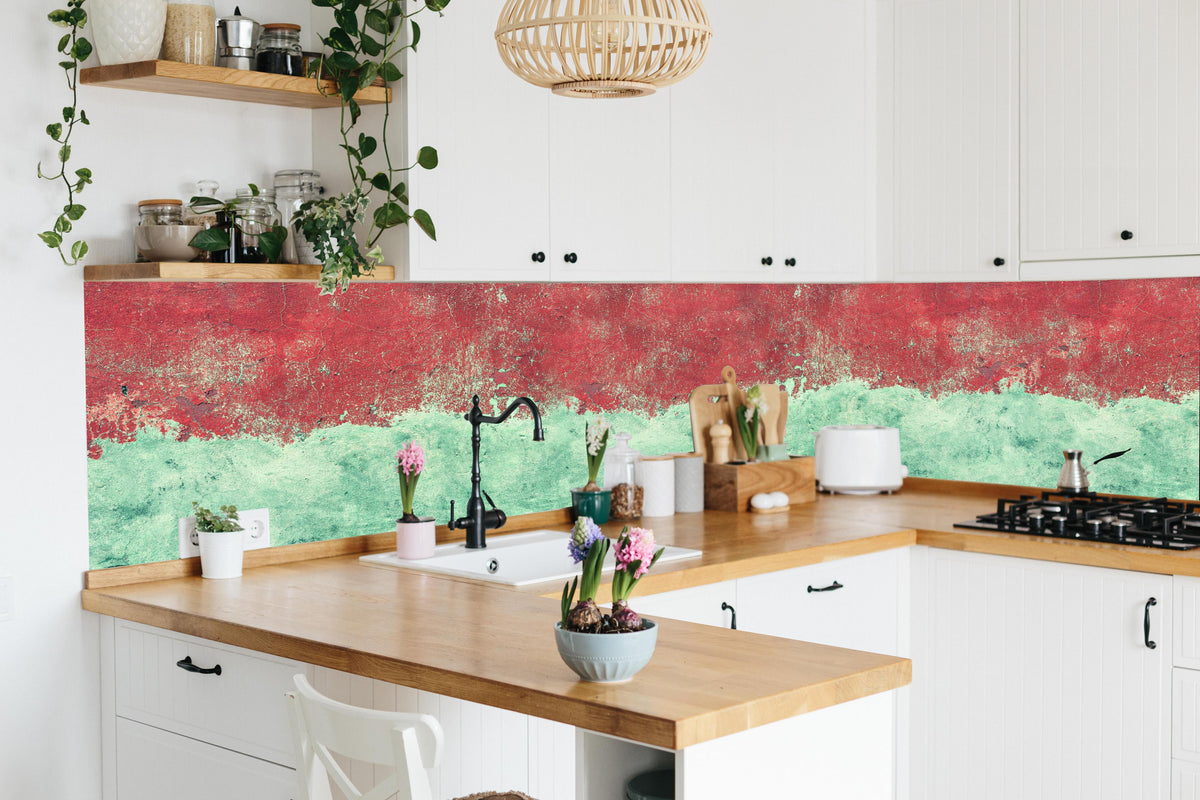 Küche - Türkis-rote Wand im Grunge-Stil in lebendiger Küche mit bunten Blumen