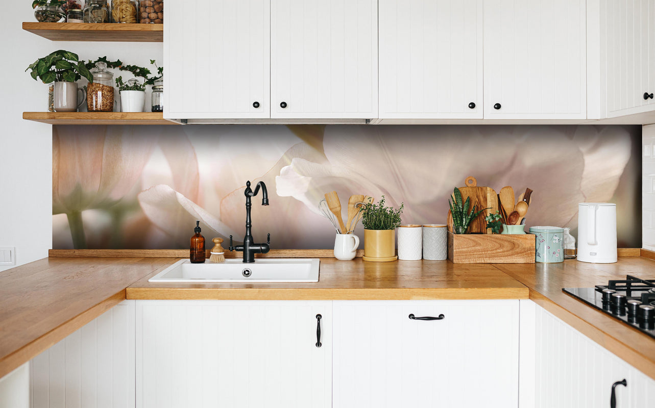 Küche - Tulpen in Sonnenstrahlen in weißer Küche hinter Gewürzen und Kochlöffeln aus Holz