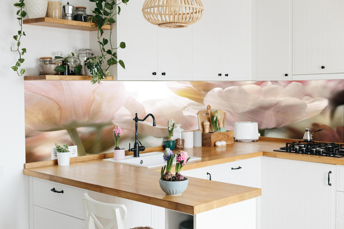 Küche - Tulpen in Sonnenstrahlen in lebendiger Küche mit bunten Blumen