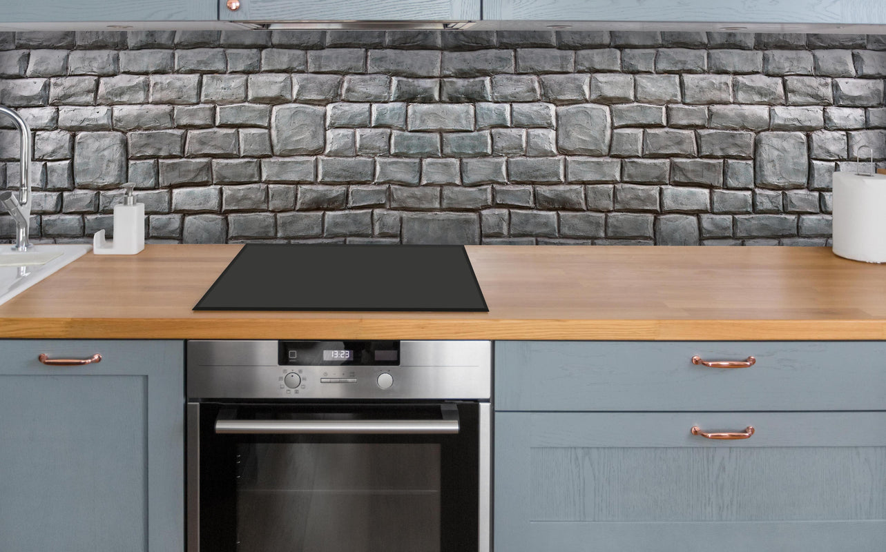 Küche - Ungleichmäßig große Zementblöcke über polierter Holzarbeitsplatte mit Cerankochfeld