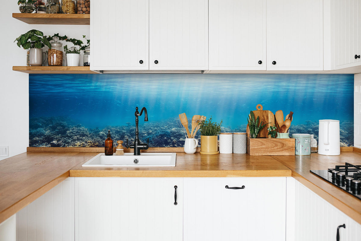 Küche - Unterwasser-Korallenriff im Roten Meer in weißer Küche hinter Gewürzen und Kochlöffeln aus Holz