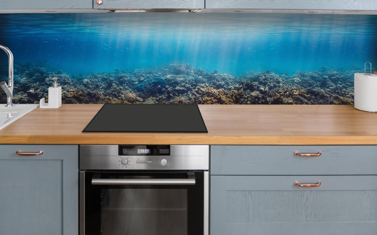 Küche - Unterwasser-Korallenriff im Roten Meer über polierter Holzarbeitsplatte mit Cerankochfeld