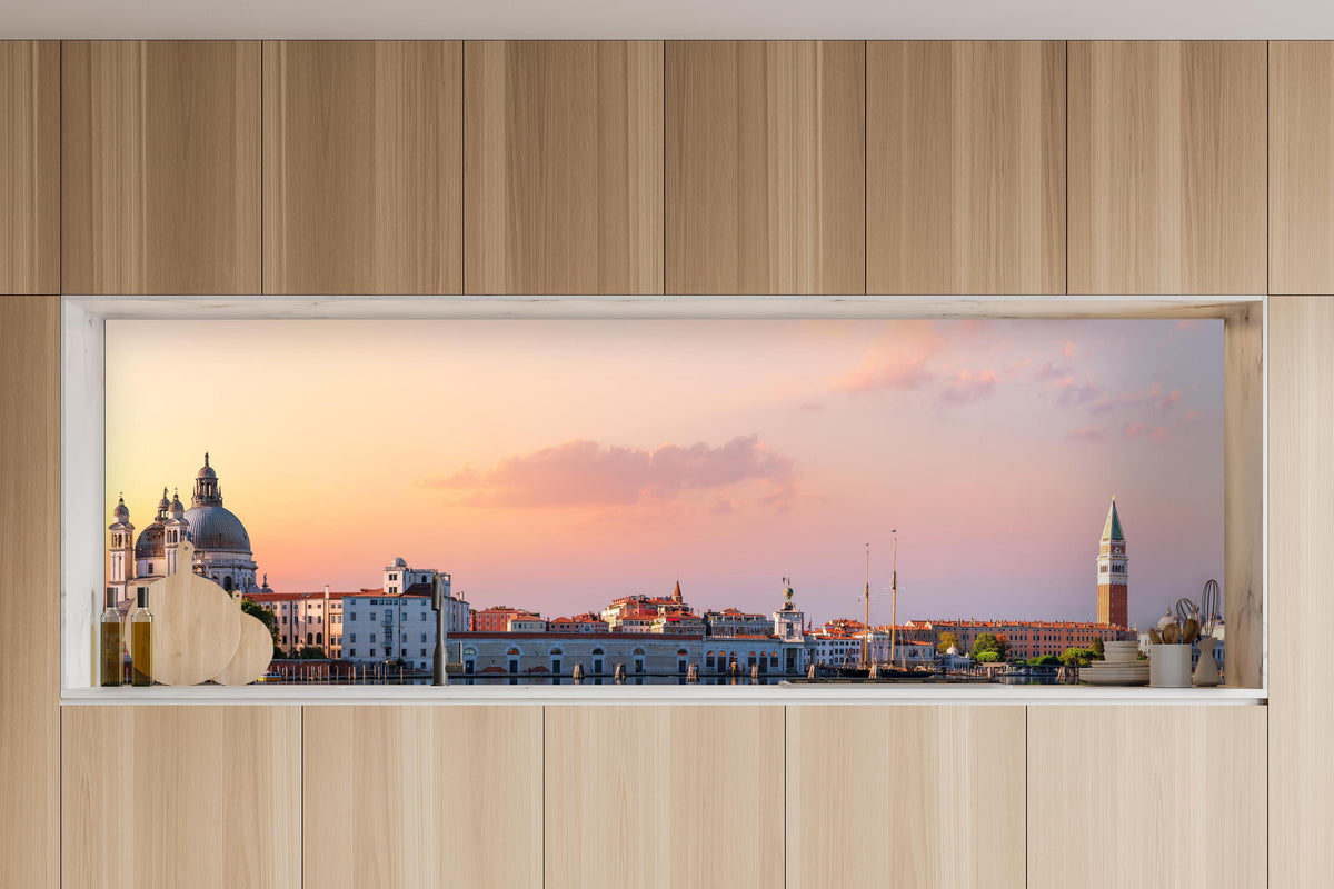 Küche - Venedig-Panorama bei Sonnenuntergang in charakteristischer Vollholz-Küche mit modernem Gasherd