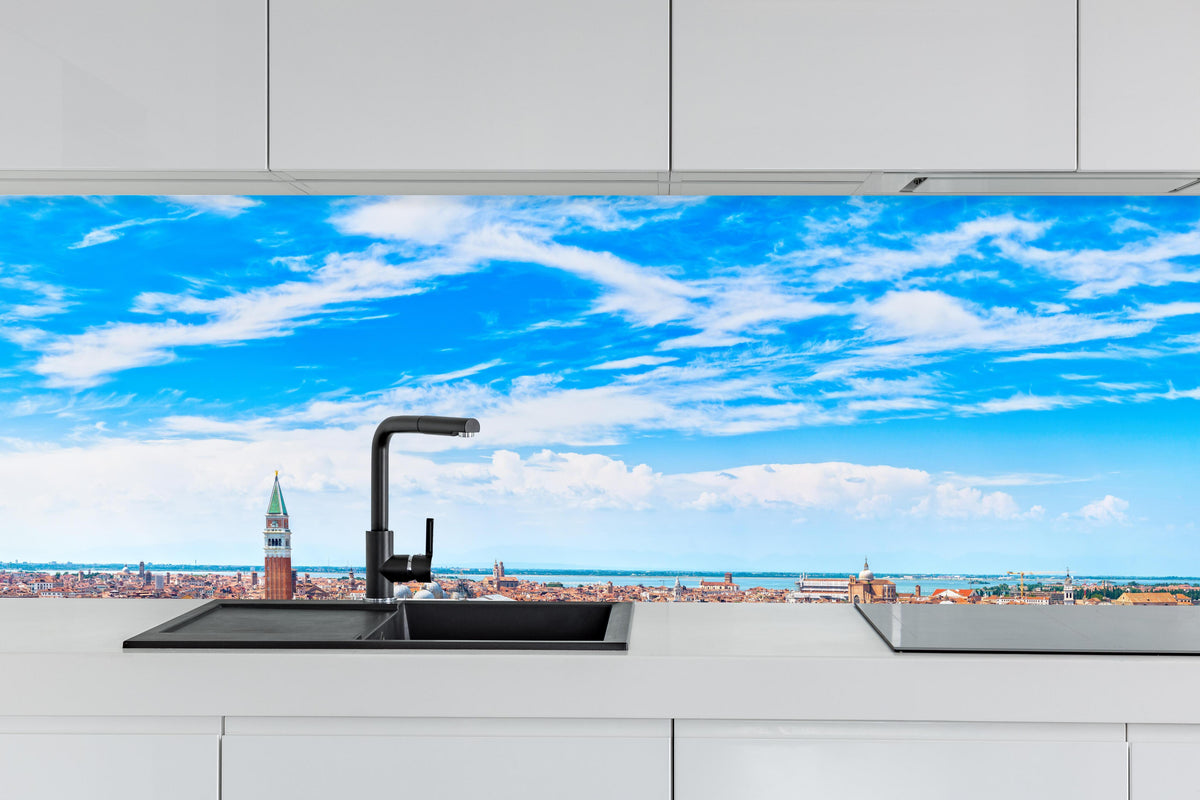 Küche - Venedig Panoramaluftaufnahme hinter weißen Hochglanz-Küchenregalen und schwarzem Wasserhahn