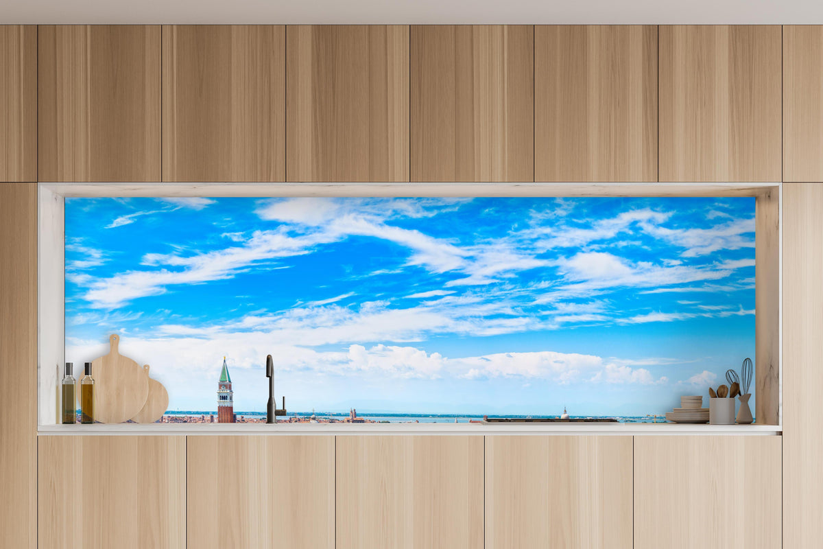 Küche - Venedig Panoramaluftaufnahme in charakteristischer Vollholz-Küche mit modernem Gasherd