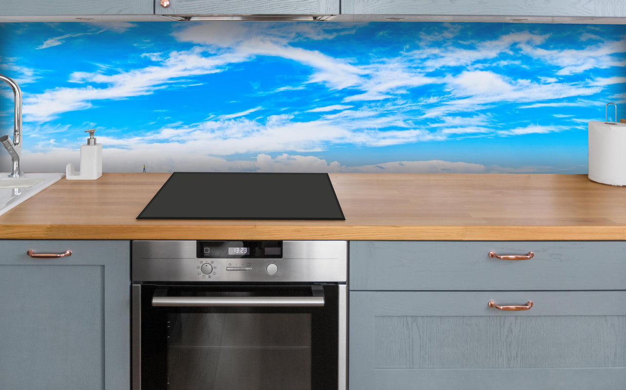 Küche - Venedig Panoramaluftaufnahme über polierter Holzarbeitsplatte mit Cerankochfeld