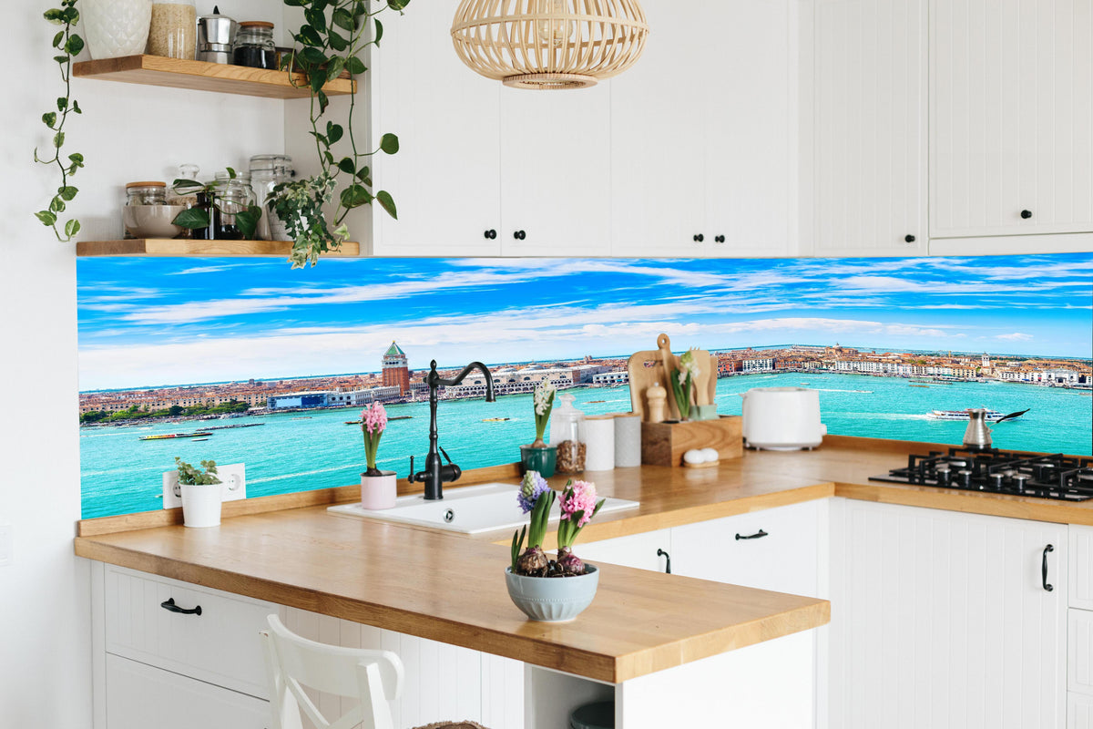 Küche - Venedig Panoramaluftaufnahme in lebendiger Küche mit bunten Blumen