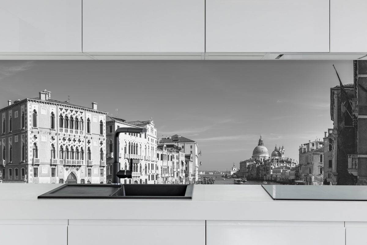 Küche - Venedig in Schwarz und Weiß hinter weißen Hochglanz-Küchenregalen und schwarzem Wasserhahn