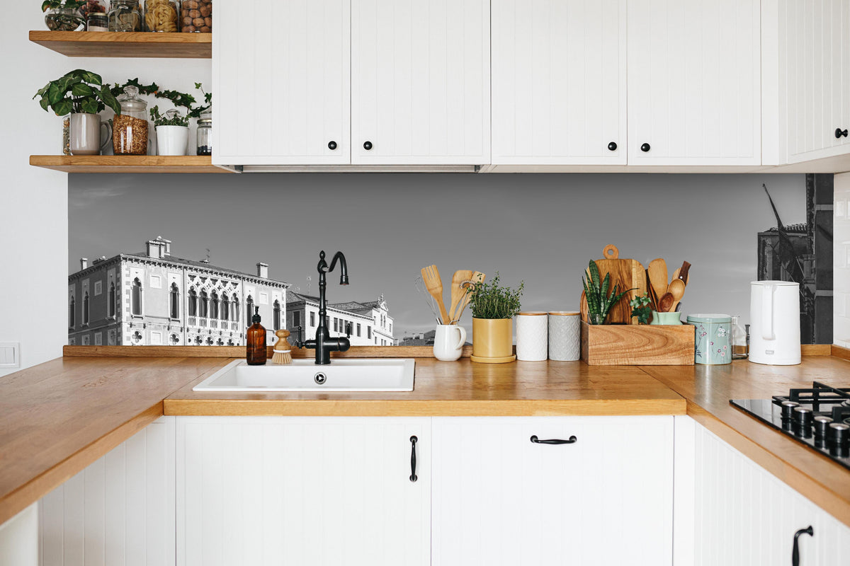 Küche - Venedig in Schwarz und Weiß in weißer Küche hinter Gewürzen und Kochlöffeln aus Holz