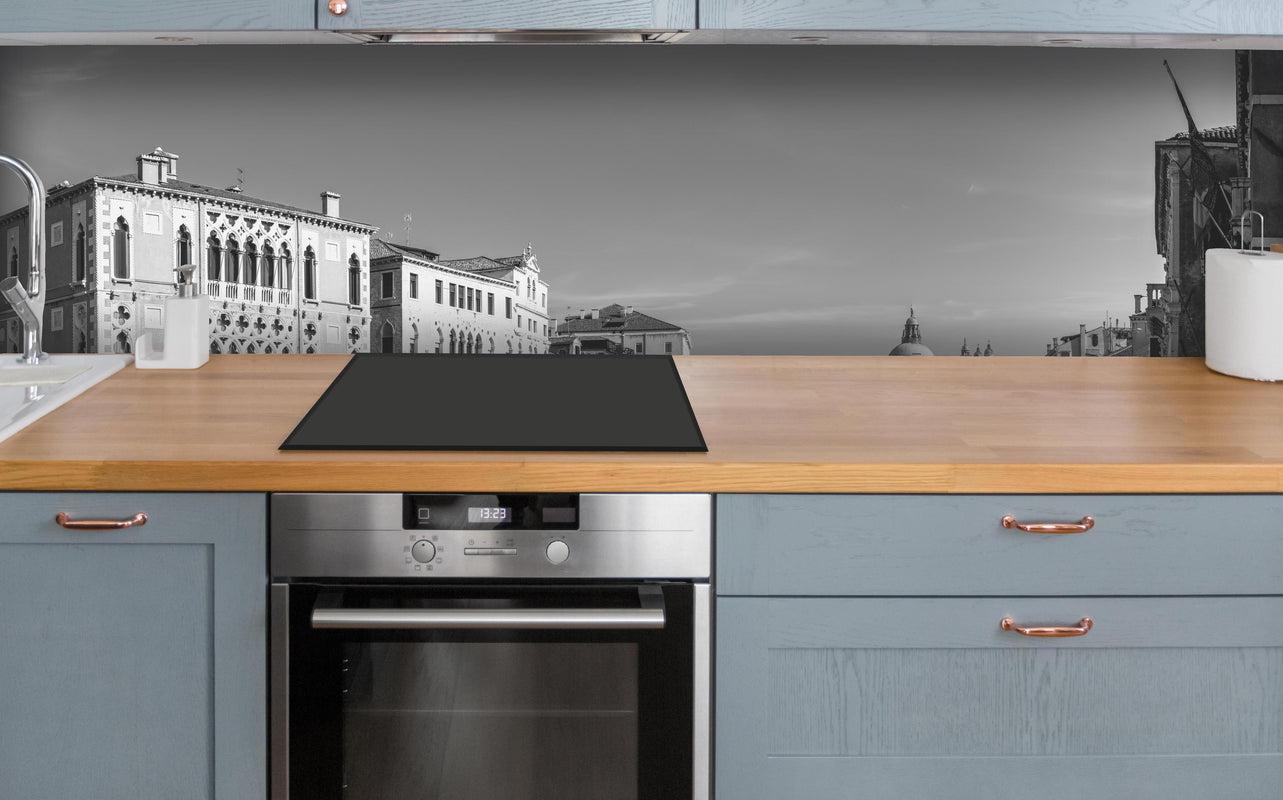 Küche - Venedig in Schwarz und Weiß über polierter Holzarbeitsplatte mit Cerankochfeld