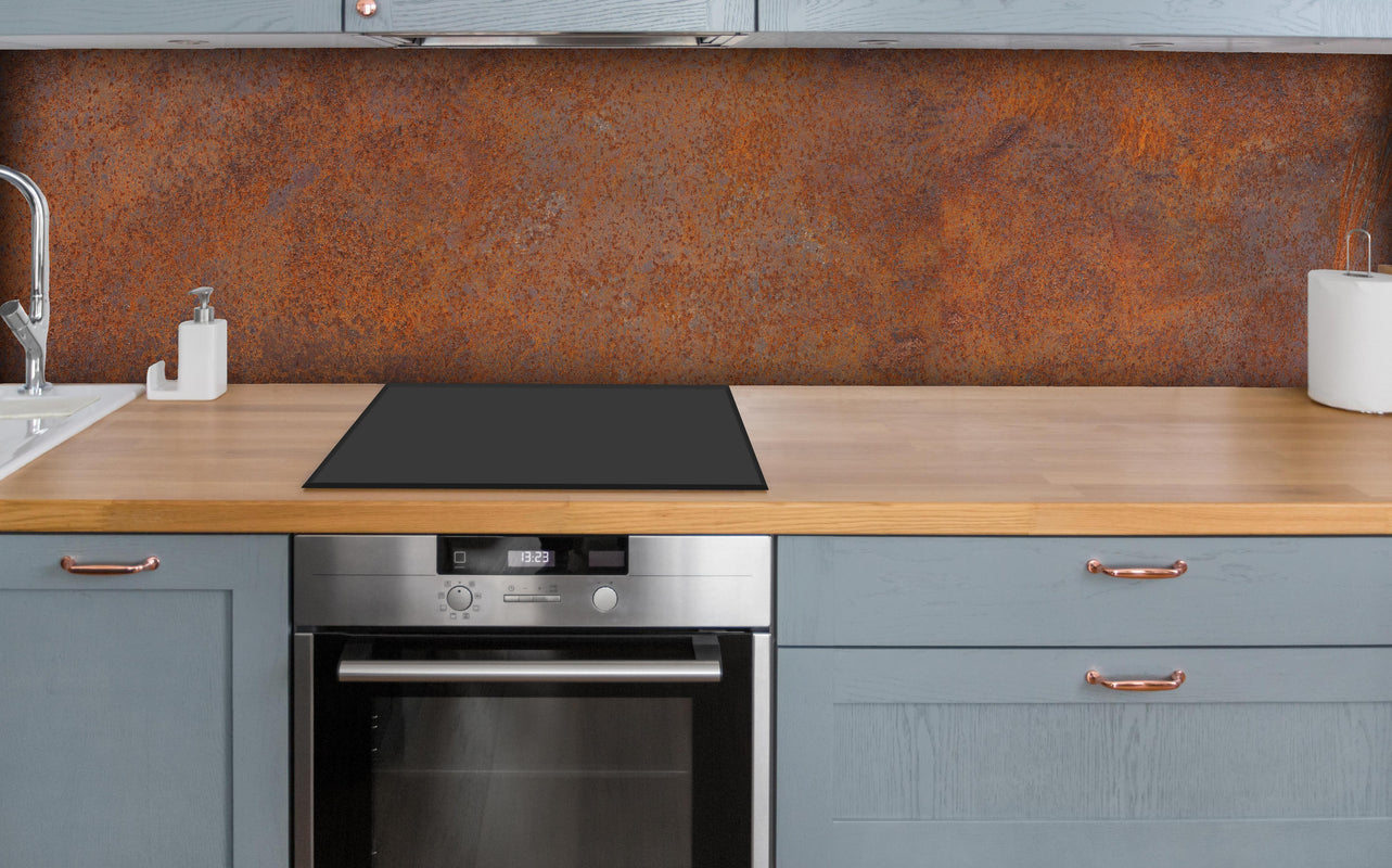Küche - Verrostetes Metall über polierter Holzarbeitsplatte mit Cerankochfeld
