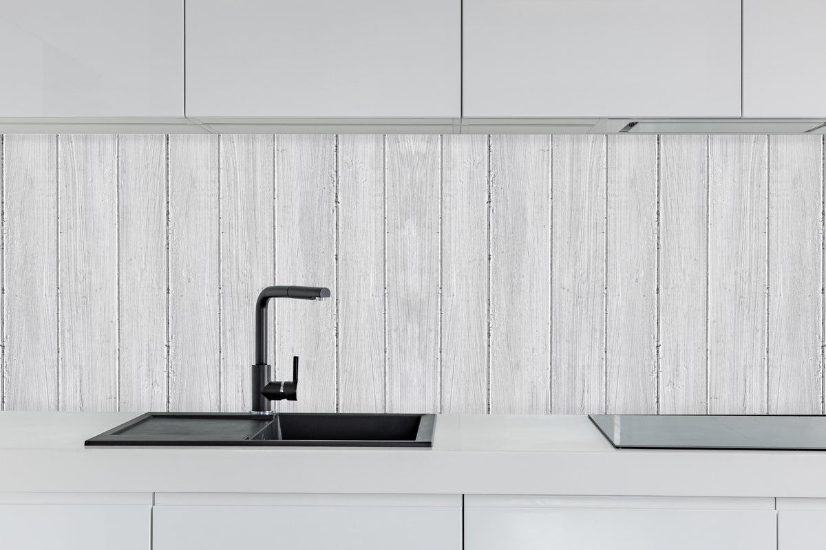 Küche - Vertikaler Hintergrund aus weißem Holz hinter weißen Hochglanz-Küchenregalen und schwarzem Wasserhahn