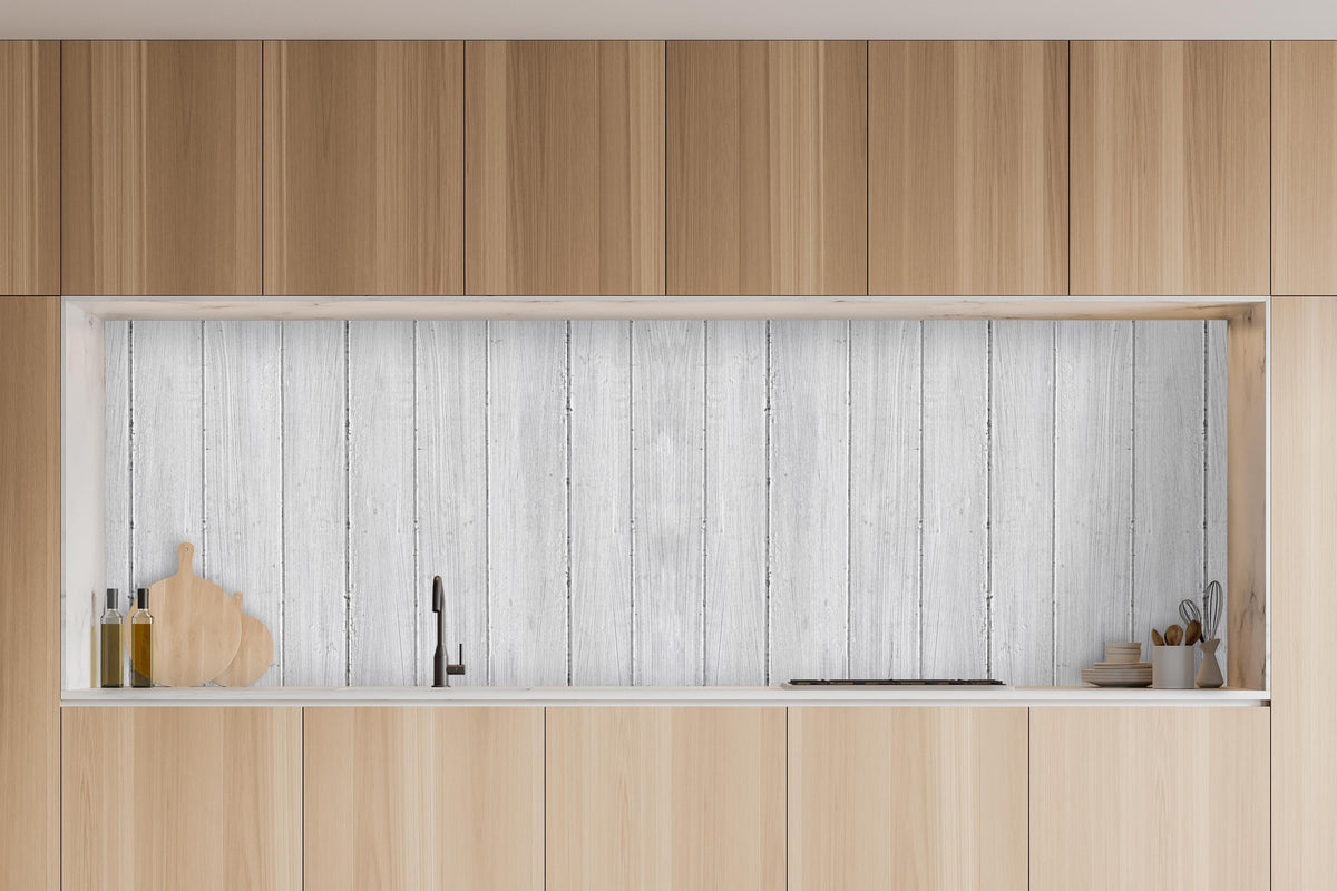 Küche - Vertikaler Hintergrund aus weißem Holz in charakteristischer Vollholz-Küche mit modernem Gasherd
