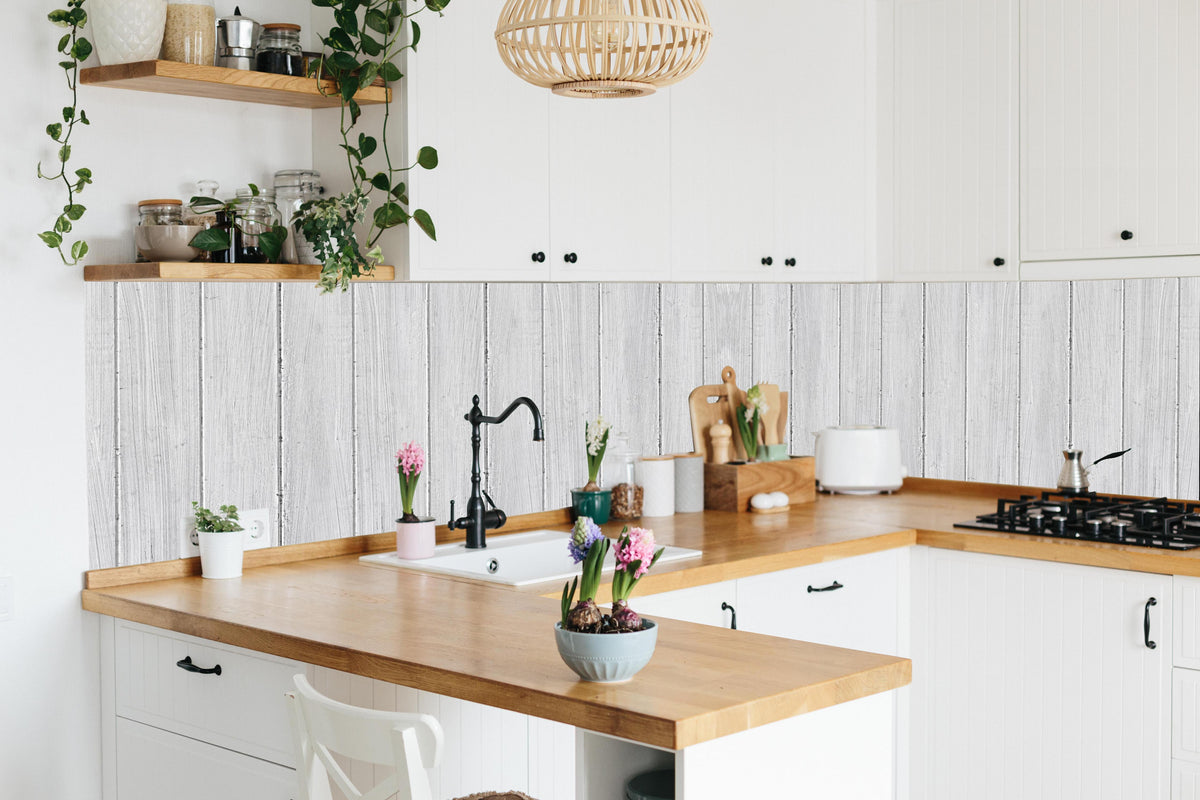 Küche - Vertikaler Hintergrund aus weißem Holz in lebendiger Küche mit bunten Blumen
