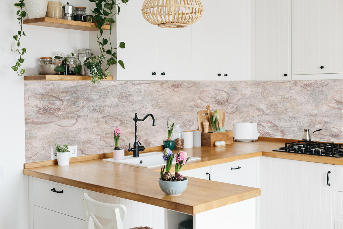 Küche - Verwitterte blumenförmige Tapete in lebendiger Küche mit bunten Blumen