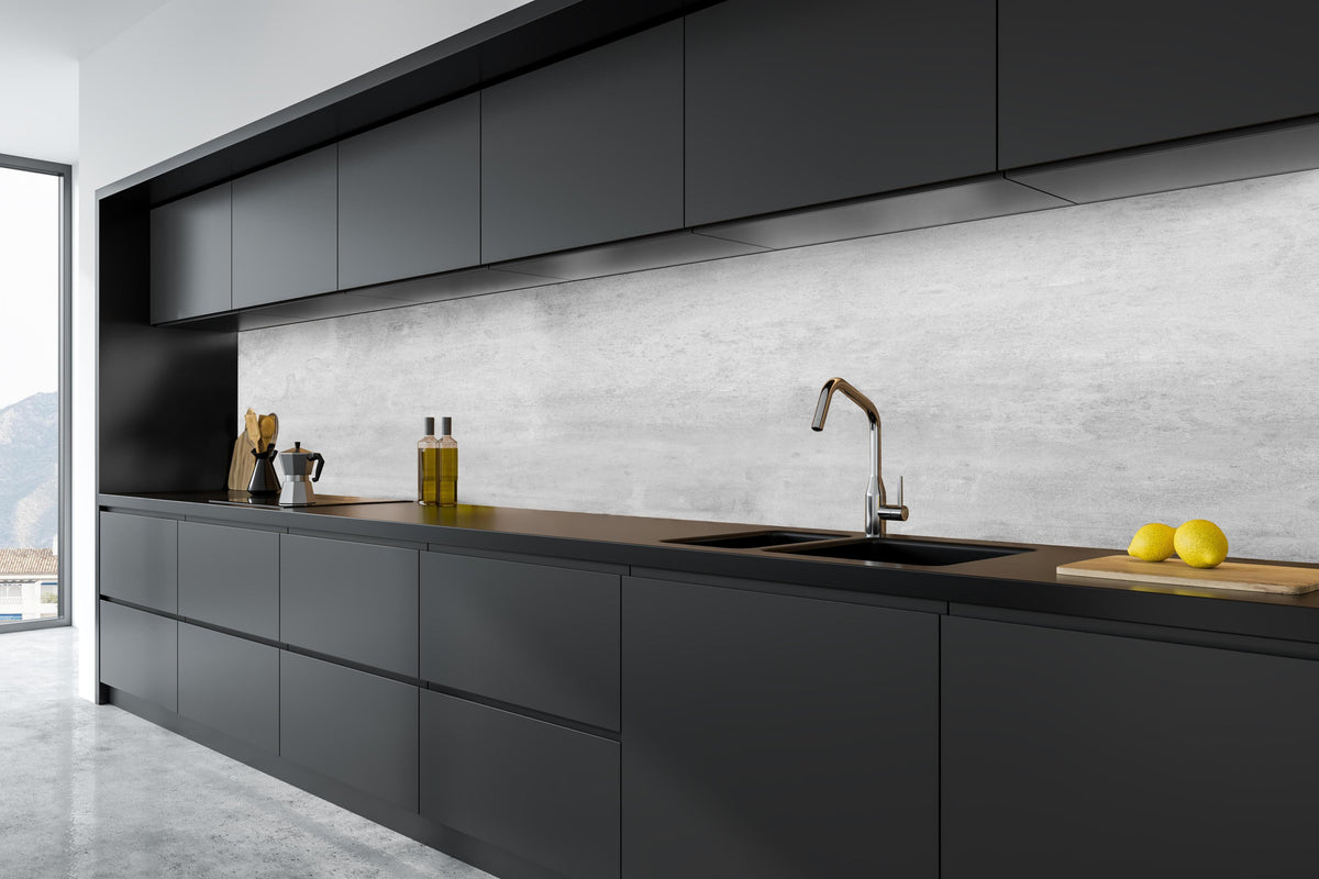 Küche - Verwitterte graue Zementwand in tiefschwarzer matt-premium Einbauküche