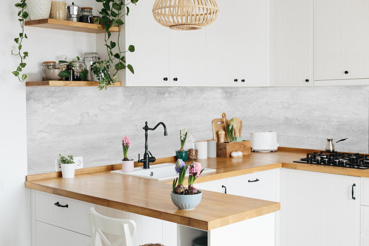 Küche - Verwitterte graue Zementwand in lebendiger Küche mit bunten Blumen