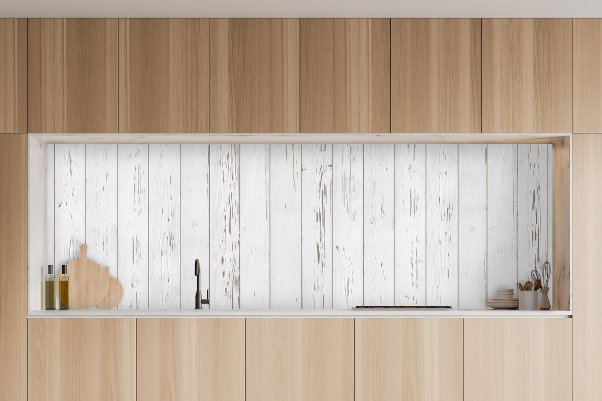 Küche - Verwitterte weiße Holzdielen in charakteristischer Vollholz-Küche mit modernem Gasherd
