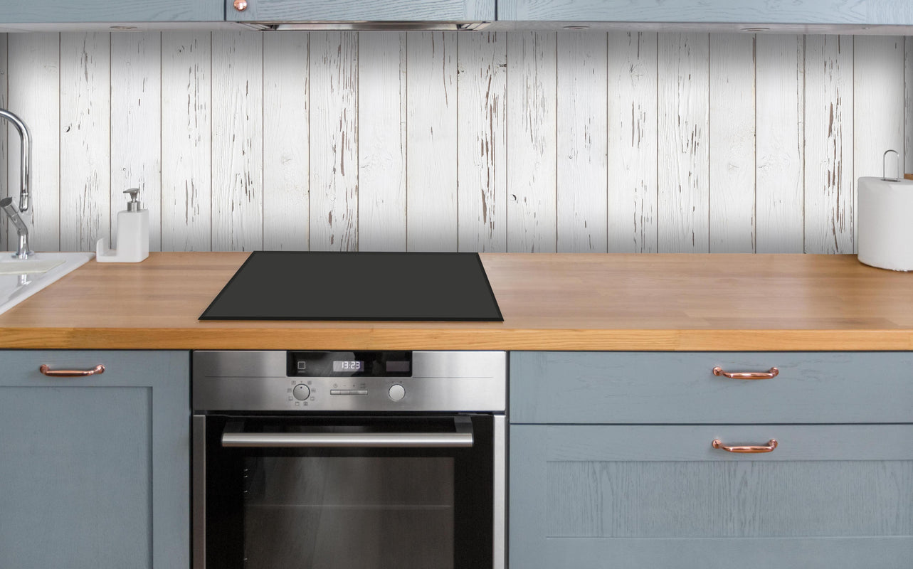 Küche - Verwitterte weiße Holzdielen über polierter Holzarbeitsplatte mit Cerankochfeld