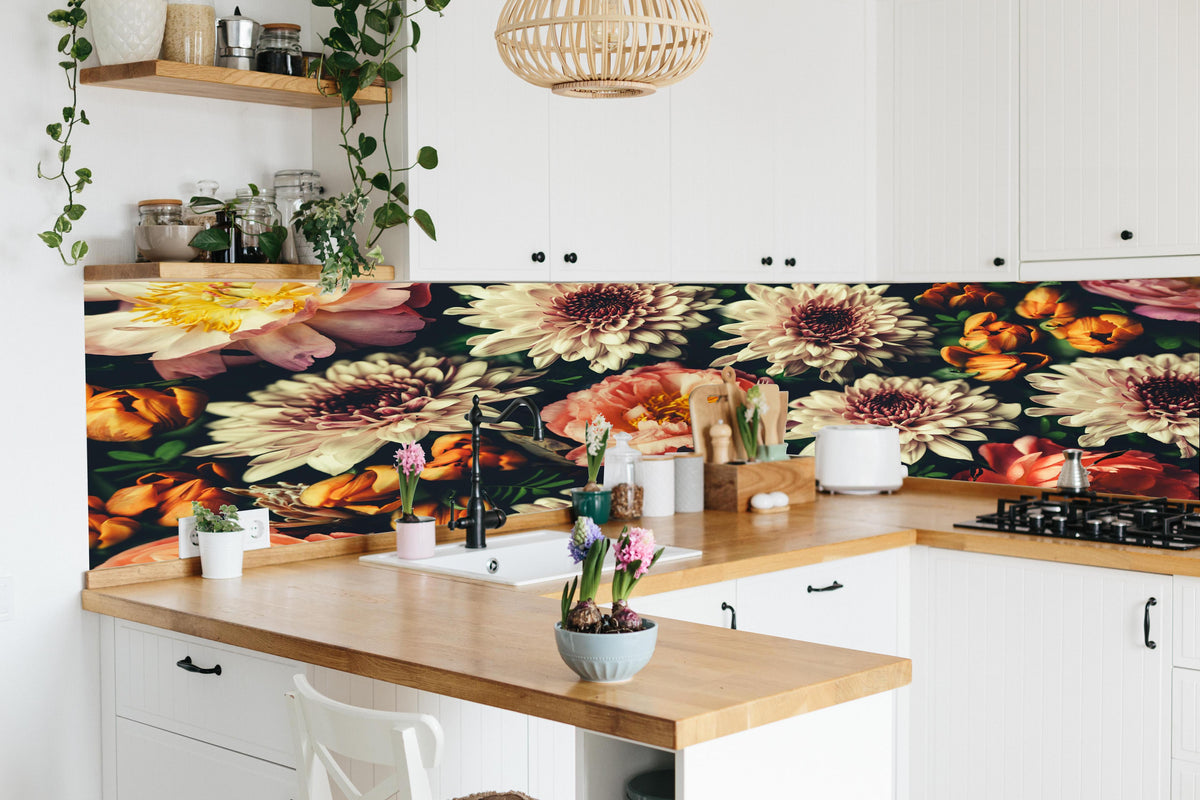 Küche - Vintage-Bouquet mit schönen Blumen in lebendiger Küche mit bunten Blumen