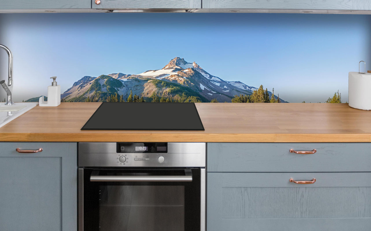 Küche - Vulkanischer Berg Jefferson Park USA über polierter Holzarbeitsplatte mit Cerankochfeld